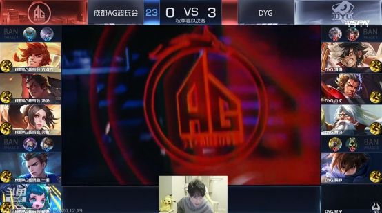 在边路扮演